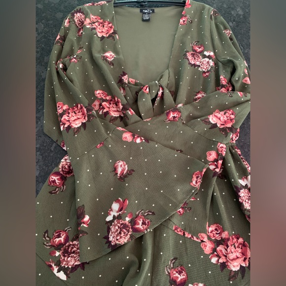 Rue21 Romper with tie top size Medium - Picture 4 of 10